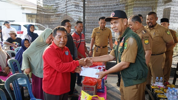 Pemkab Inhil Salurkan Bantuan Korban Kebakaran di Wijaya Kesuma