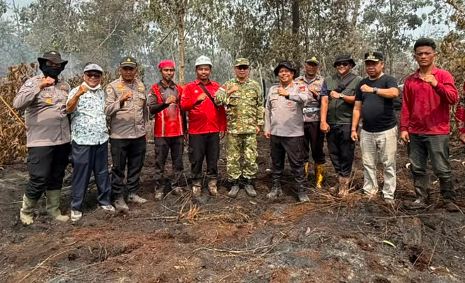 Kapolres dan Wakil Bupati Pelalawan Terjun Lakukan Pemadaman Karhutla di Kuala Panduk