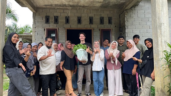 Tim PkM UIR Berikan Mesin Tractor dan Pendampingan Pengolahan Tanah Holtikultura Pada Kelompok Tani di Pangean Taluk Kuantan