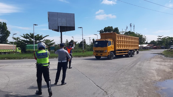 Ratusan Truk Tonase Besar Diusir Dishub Pekanbaru