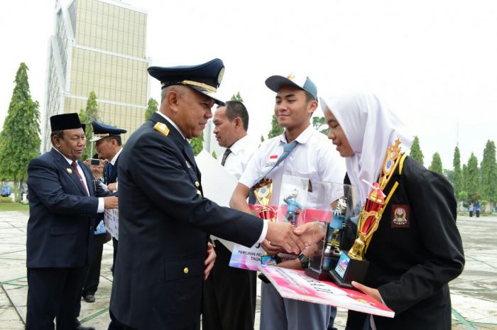 Gubri Serahkan Piagam Penghargaan untuk Pemenang Perlombaan Harhubnas 2018