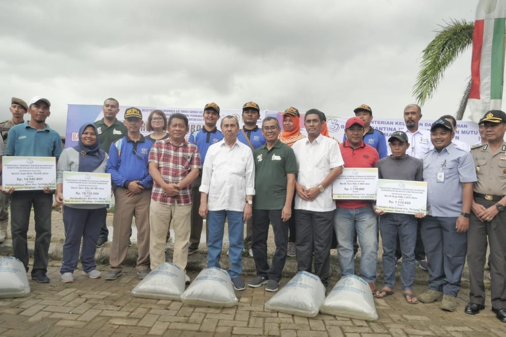 Gubri Tebar 200 Ribu Bibit Ikan Nilam di Danau Kebun Nopi Kuansing