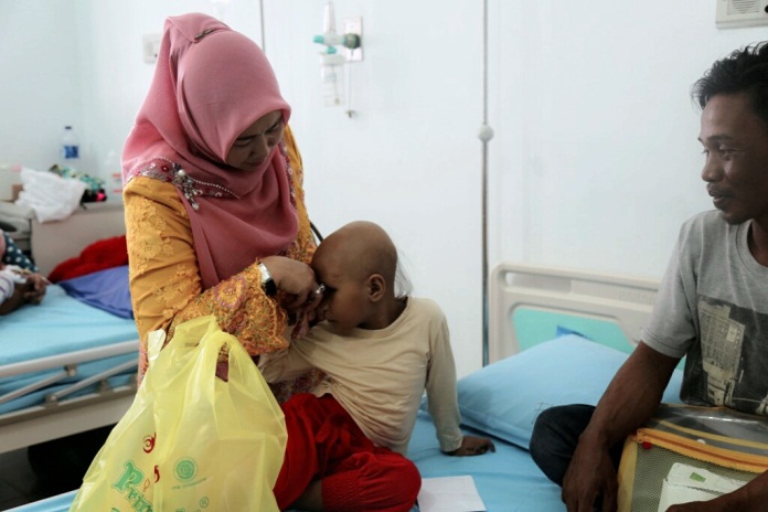 Peduli, Ketua K3S Inhil Jenguk Pasien Tumor Mata di Pekanbaru