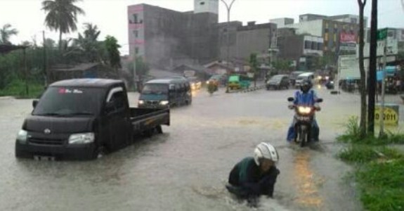 Tak Sampai Satu Jam, Jalan Hangtuah dan Sudirman Duri Banjir Parah Begini...