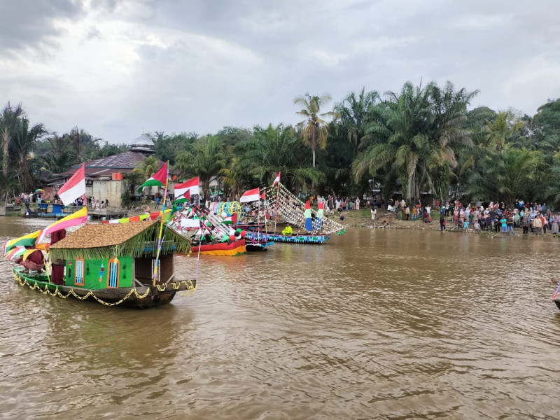 Ribuan Pengunjung Padati Pantai Sungai Rokan, Saksikan Festival Perahu Hias Sedinginan Tengah