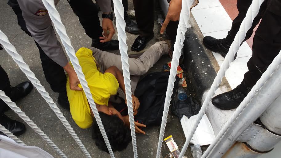 Mahasiswa dan Wartawan Luka-luka Dipukuli Polisi