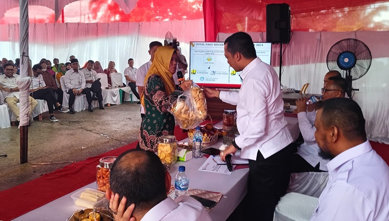 UMKM di  Kulim Curhat Kalah Branding ke Muflihun,  Keripik Ubi dari Pekanbaru Diboyong Pengusaha Sumbar
