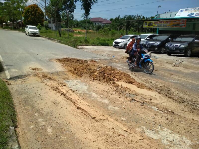 Pemkab Pelalawan Kehabisan Anggaran, Warga yang Kecewa Timbun Jalan Rusak Pakai Tanah Liat Kuning 