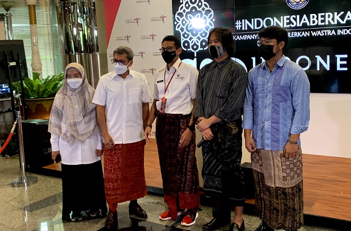Ketika Sandiaga Pakai Kain Motif Mandalika & Logo G20 Berbahan Rayon APR