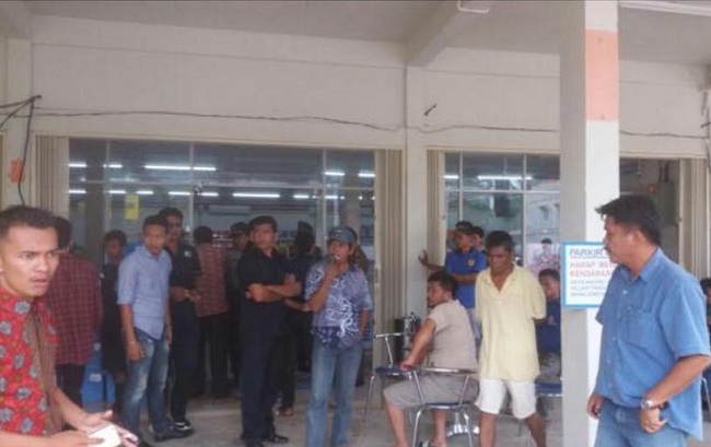 TEGANG... Begini Situasi Saat Pemkab Kampar Tutup Dua Toko Indomaret di Kasikan