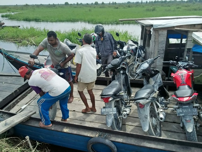 Akses Darat Putus Total karena Banjir, Ekonomi Lumpuh, Warga Pelalawan Terpaksa Bayar Mahal Agar Bisa Menyeberang