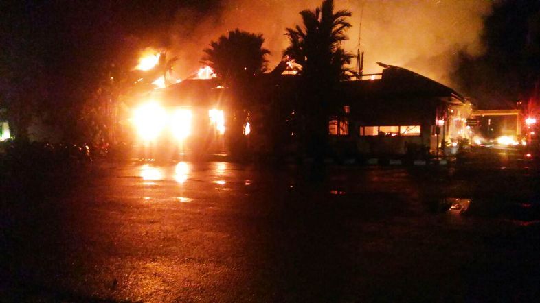 Kantor Mapolres Dharmasraya Dibakar, Serang Polisi Pakai Panah, Dua Orang  Bersebo Tewas Ditembak