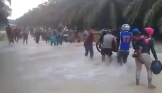 VIDEO Air Bah Terjang Ruas Jalan Lintas Pekanbaru- Siak di Maredan, Penampakannya Mengerikan...