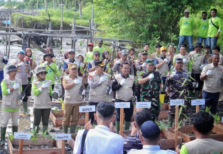 Bupati Asmar tanam Mangrove di Desa Mekong untuk Cegah Abrasi
