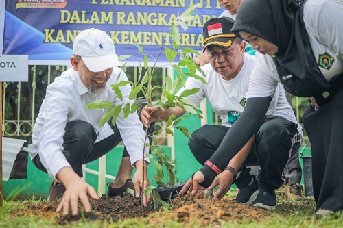 Dalam Rangka Hari Bumi, Wali Kota Dumai Tanam Pohon Matoa di Halaman Kantor Kementrian Agama