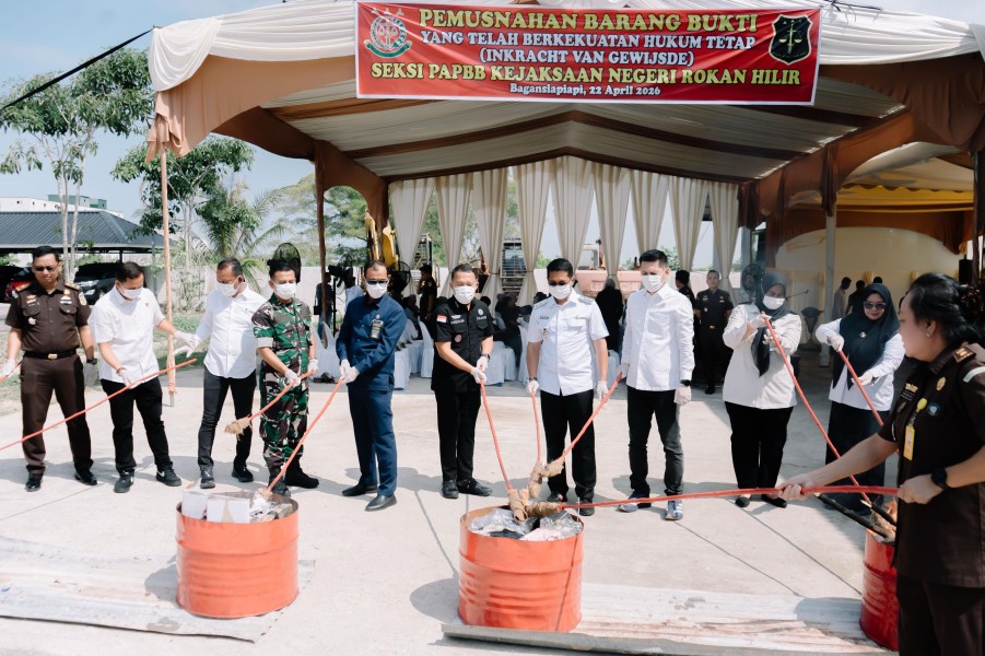 Wabup Jhony Charles dan Kajari Firdaus Pimpin Pemusnahan Barang Bukti 76 Perkara di Kejari Rohil