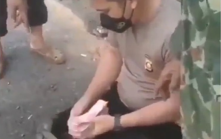 Kakek Pikun Bawa Uang Rp 150 Juta di Kantong Kresek, di Sakunya Ada Emas 250 Gram, Untung Ketemu Pak Polisi...