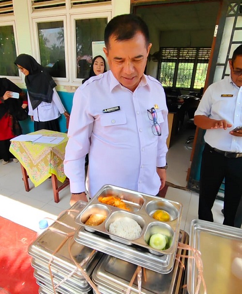 Pastikan Kualitas Nutrisi Siswa, Kadisdikbud Rohil Monitoring Program Makan Bergizi Gratis di Pekaitan