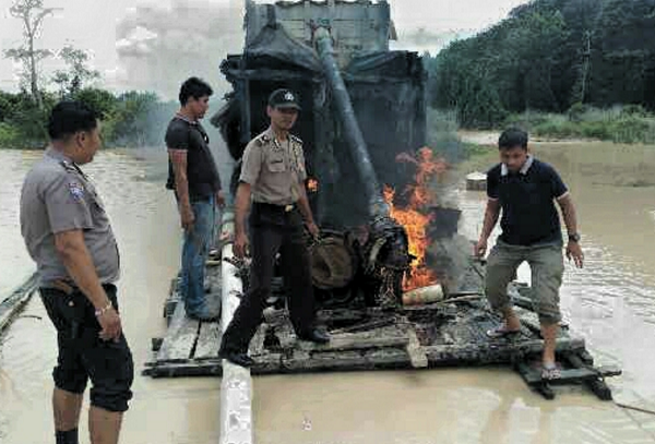TEGAS...Polres Kuansing Bakar Dompeng yang Merusak Bendungan WK Marsawa