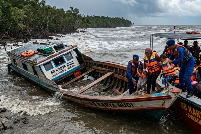 Dihantam Ombak, Speedboad Tujuan Kuala Tungkal Menuju Guntung Karam di Pulau Busung