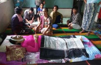 BRAKKK...Pulang Jalan-jalan, Ertiga Ditabrak Kereta Api di Sei Mati, 3 Tewas 10 Luka