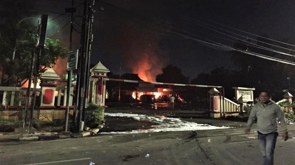Massa Rusak dan Geruduk Mapolsek Ciracas Terkait Parkir?