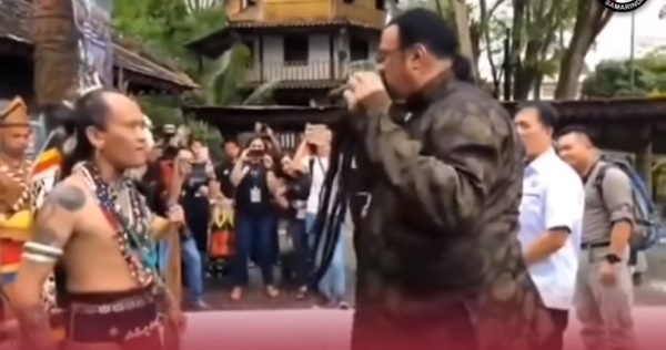 Viral ! Video Steven Seagal Datang ke Kalimantan dan Cium Senjata Jenis Mandau
