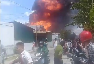 Kebakaran di Jalan Lily Sukajadi Pekanbaru, Seorang Petugas Pemadam  Meninggal Dunia