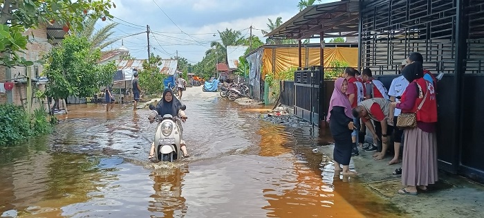 Tetap Bantu Warga, Agung Minta Pemerintah Kecamatan Pantau dan Data Kebutuhan Warga