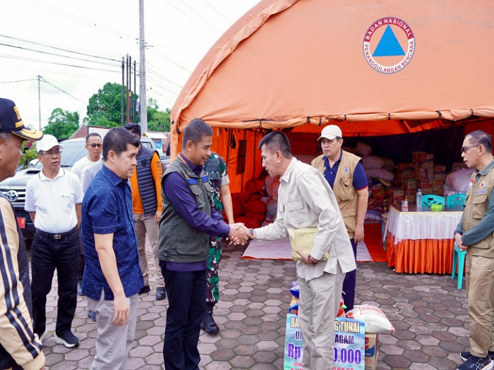 Bupati Kampar Serahkan Bantuan Kemanusiaan untuk Tiga Kabupaten di Sumbar