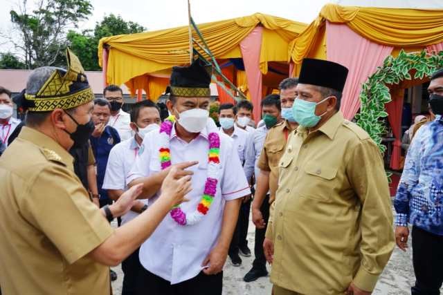 Wakil Menteri Desa dan PDT Tinjau Pelaksanaan Vaksinasi  Covid-19 di Dua Sekolah di Tualang