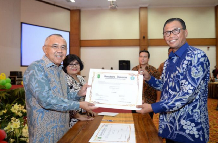 Gubernur Serahkan Penghargaan Gebyar PAUD kepada Kepala  Daerah di Riau
