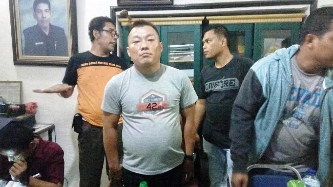 MAMPUS... Lagi Pesta Sabu, Ketua LSM Peduli Riau Ditangkap Polisi di Kantornya
