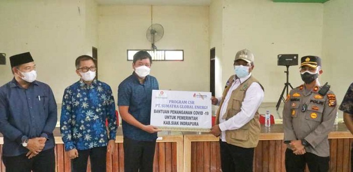 Bupati Siak Salurkan 3.000 Masker dari PT SGE pada Tiga Desa di Sungai Apit