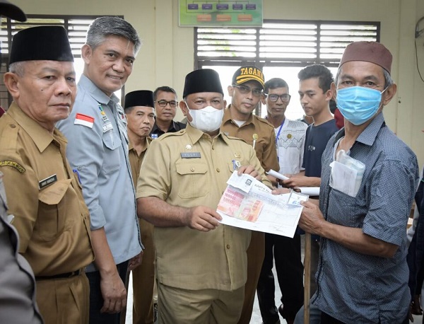 Sekda Kampar Serahkan  BLT Dampak Kenaikan BBM Bagi Disabilitas di Kuok