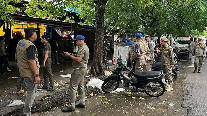 Satpol PP Lakukan Pengawasan Selama Proses Perbaikan Jalan Teratai