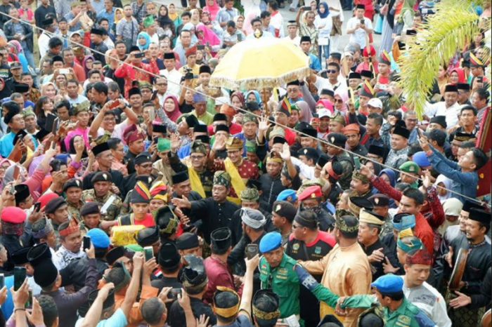 Pakai Tanjak dan Pakaian Melayu, Sandiaga Uno Disambut Ribuan Massa di LAM Riau