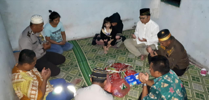Bulan Puasa, Tim Jumat Barokah Kunjungi Rumah Nenek Purwati di Payung Sekaki 