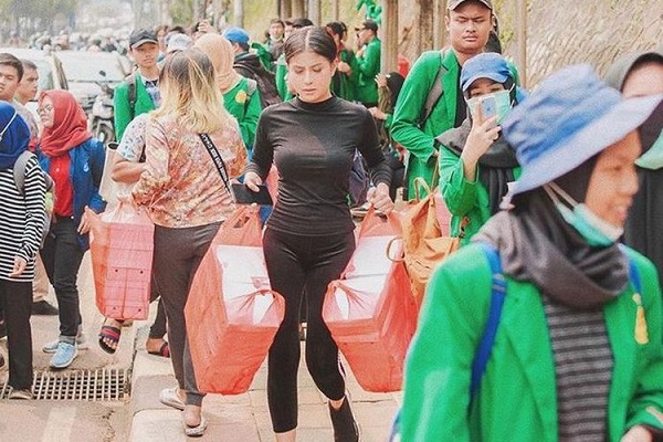 Selebram Awkarin Bagikan Makanan di Tengah Massa Demo  Dikira Mantan Istri Sandiaga Uno: Udah Gila Nih Orang-orang....