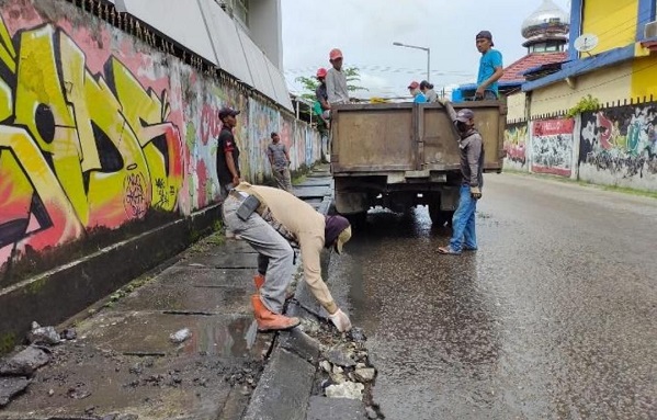 PUPR Pekanbaru Buat Tali Air di Jalan Pepaya
