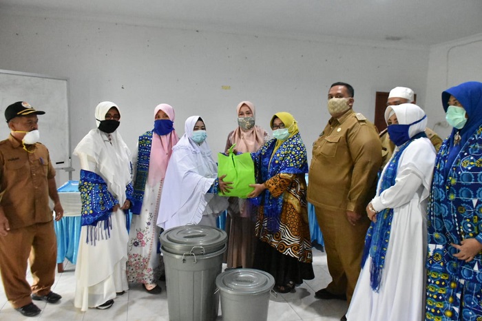 Ketua BKMT Kampar Serahkan Sembako dan Peralatan Memandikan Jenazah untuk Kecamatan Siak Hulu