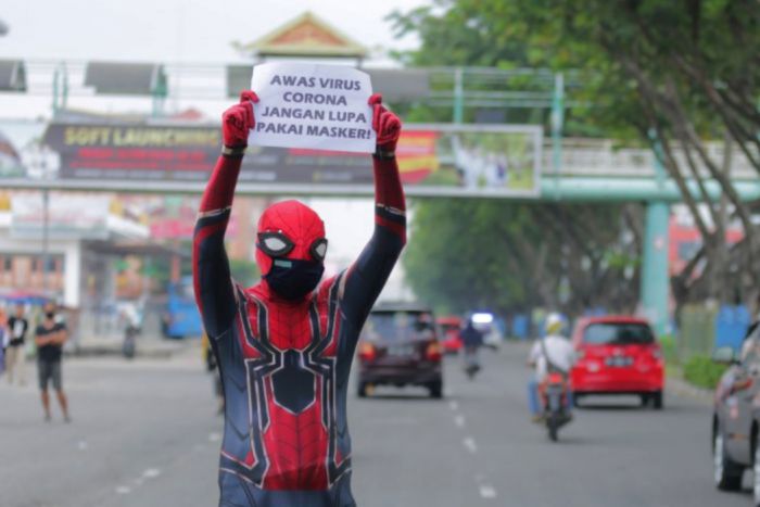 Aksi Spider-Man Mesosialisasikan Penggunaan Masker Di Jalan Sudirman Pekanbaru Riau