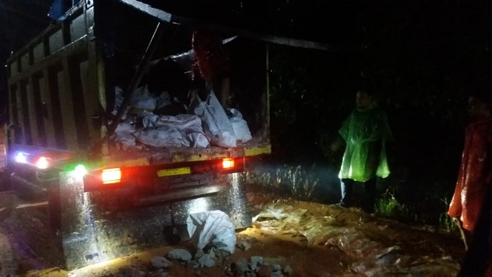 Gunakan Mantel Hujan, Warga Gotong Royong Malam Hari Timbun Kubangan Lumpur Sepanjang 1 Kilometer di Jalan Torganda Pekanbaru
