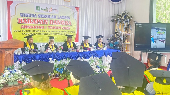 29 Siswa Sekolah Lansia Harapan Bangsa Desa Putri Sembilan Resmi Diwisuda