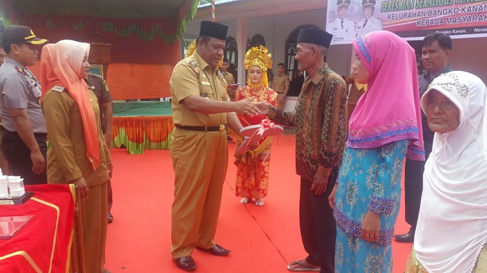 Wakil Bupati Rohil Serahkan 10 Unit Rumah Resetlemen Kepada Masyarakat Bangko Kanan