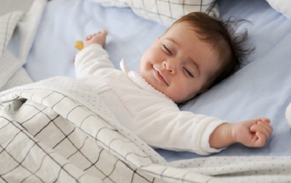 Mengapa Bayi Baru Lahir Sering Tersenyum Saat Tidur?