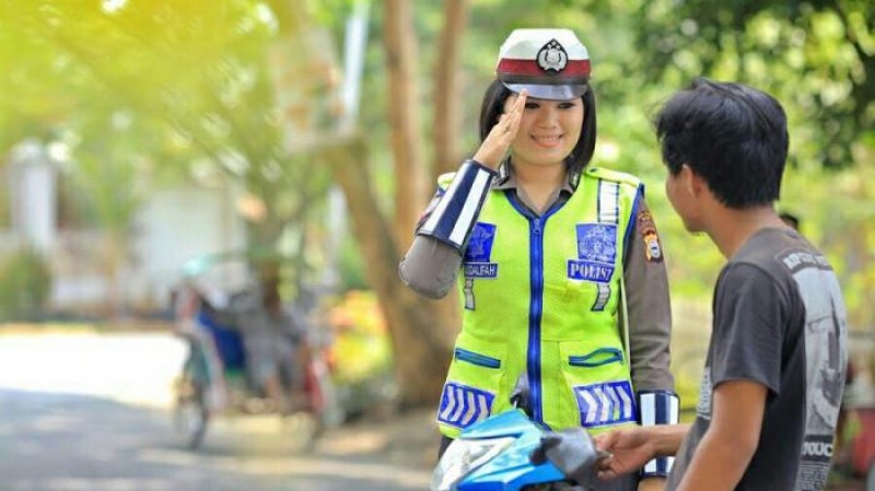 NAKAL... Kena Tilang, Pengendara Ini Goda Polwan Cantik: Mbak Baru, ya?