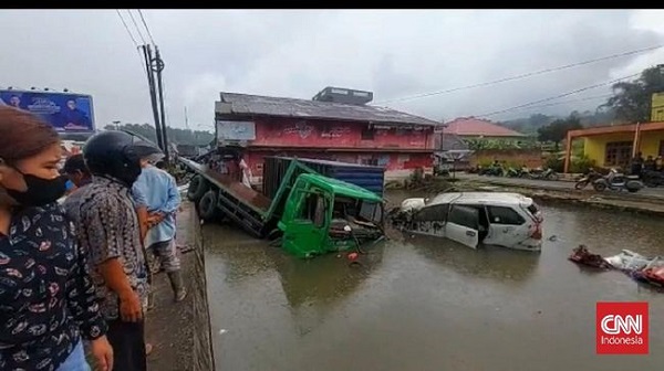 Kecelakaan di Bukittinggi, 9 Kendaraan Terjun  Kolam Ikan dan Sawah
