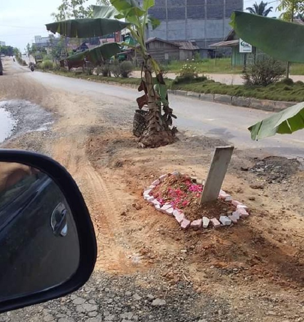 Kecewa Terhadap Pemerintah, Warga Rohil Tanam Pohon Pisang dan Buat Kuburan di Tengah Jalan