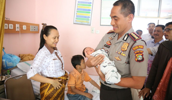 HEBOH... Ditolak Taksi Online, Polisi Ini Bantu Seorang Ibu Melahirkan di Mobil Patroli, Tonton nih Videonya